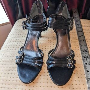 Nine West 8.5 black strappy sandals